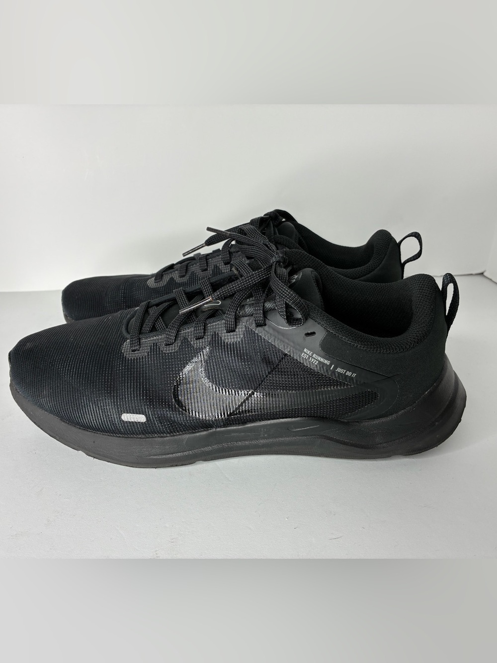 Nike Men’s Black Mesh Casual Sneakers - Picture 1 of 4